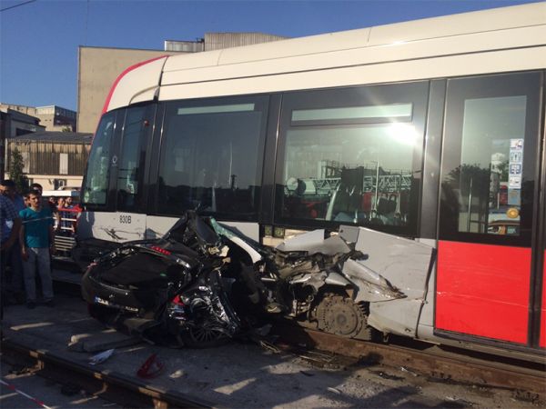 İstanbul'da korkunç kaza! Tramvay otomobili biçti: 2 CNN TÜRK çalışanı yaralandı! - Resim : 2