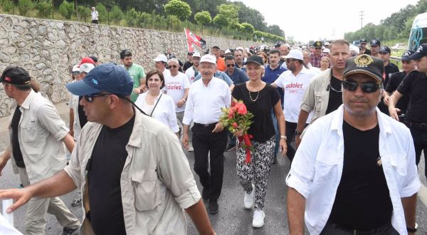 Amiral gemisi 'Hürriyet'i bu yüzsüzlük batıracak! Ayşe Arman Adalet Yürüyüşü'ne ürün yerleştirdi! - Resim : 3