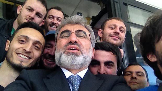 Bakan Yıldız da modaya uydu! Selfie pozu verdi! - Resim : 1