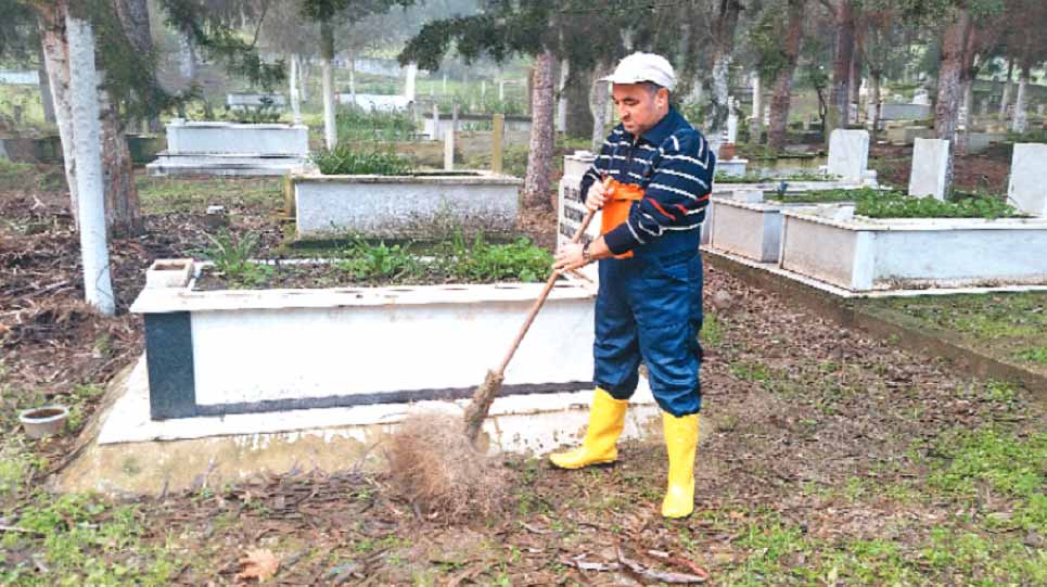 Ünlü yazar mezarlık temizlikçisi oldu - Resim : 1