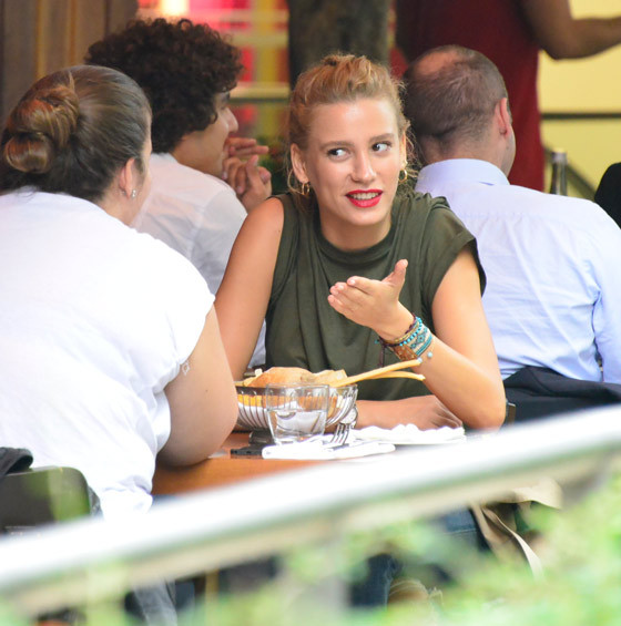 Serenay’ın set arası kaçamağı! - Resim : 1