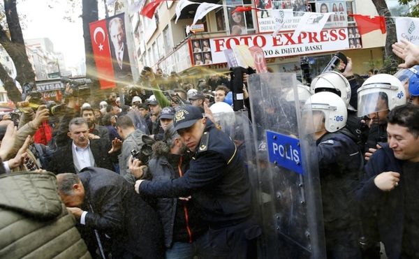 Can Dündar ve Erdem Gül için yürüyenlere müdahale - Resim : 2