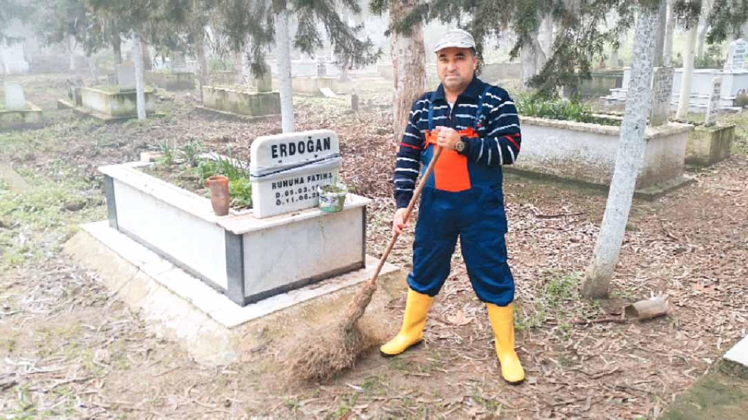 Ünlü yazar mezarlık temizlikçisi oldu - Resim : 2