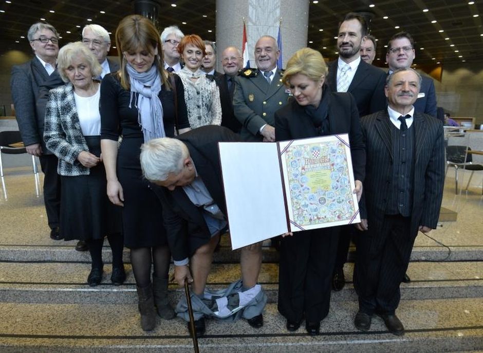 Başkanın talihsiz anları! Fotoğrafı çekilirken pantolonu düştü! - Resim : 1