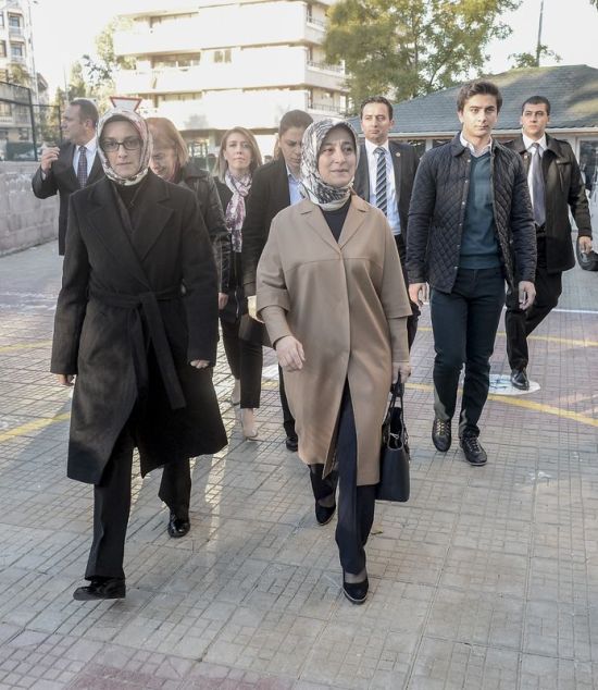 Sare Davutoğlu oy vermeye oğlu Mehmet'le gitti - Resim : 1