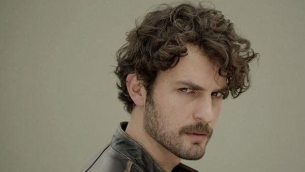 Elçin Sangu’nun ‘Yaşamayanlar’daki vampir dostu belli oldu - Resim : 1