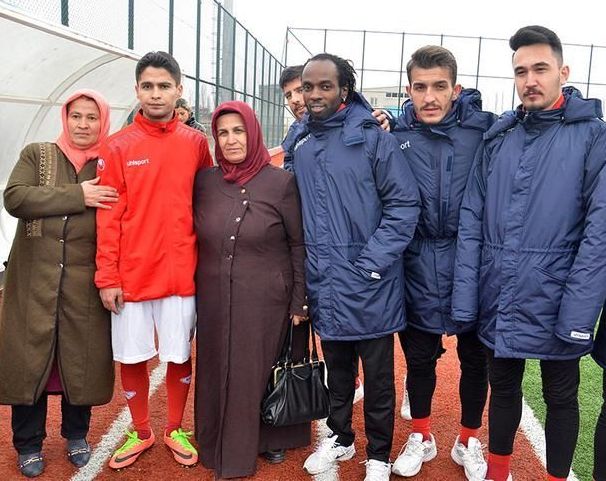 Balona rövaşata atarak meşhur olmuştu! O artık futbolcu! - Resim : 2