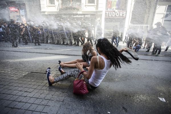 Reuters, ‘Günün Fotoğrafı’ olarak İstanbul’daki polis şiddetini seçti - Resim : 1