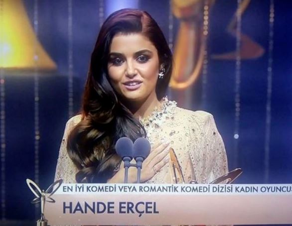 Hande Erçel'den Demet Akbağ'a "Altın Kelebek" yanıtı: Eğer o ödülü alıyorsam... - Resim : 1