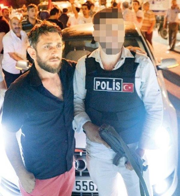 Hürriyet'e saldırıda eylemci ve polisten hatıra fotoğrafı! - Resim : 1