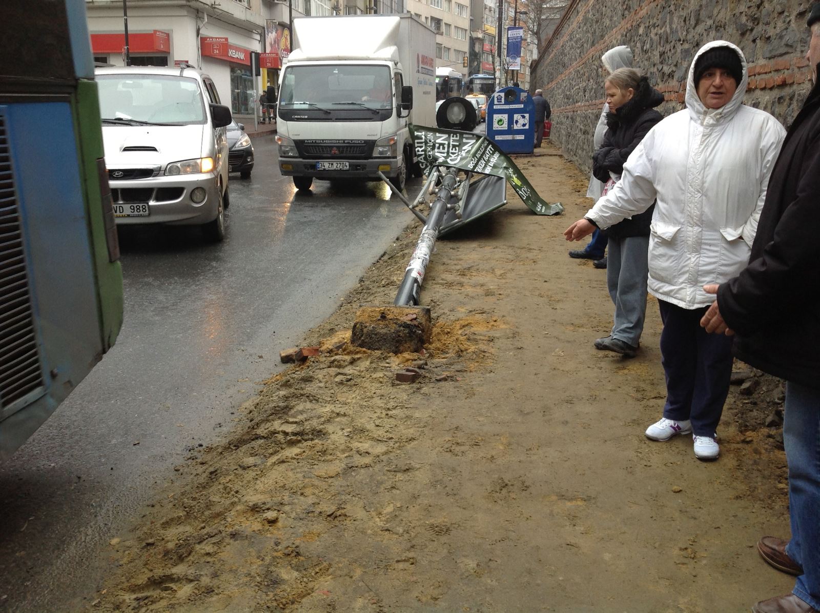 Reklam panosu vatandaşların üzerine devrildi! - Resim : 2