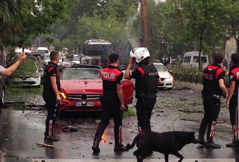 İstanbul Vezneciler'de polise bombalı saldırı: 7'si polis 11 kişi hayatını kaybetti - Resim : 12